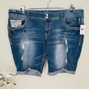 Amethyst Jean Destructed Bermuda Short NWT Size 22